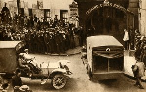 An ambulance driving into Charing Cross Hospital with casualties, London, 1914, 1933 by Unbekannt