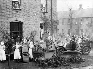 Announcing the Armistice at the American Hospital in Dartford