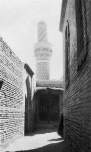 Backstreet and old mosque, Baghdad, Iraq by Unbekannt