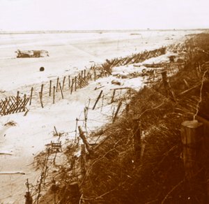 Barbed wire barriers on the beach, Nieuwpoort-Bad, Flanders, Belgium by Unbekannt