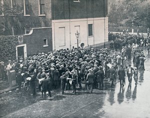 Before England declared war: German Reservists waiting outside German Consulate in London by Unbekannt