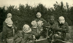 British Machine-gun Section wearing anti-gas masks, First World War by Unbekannt