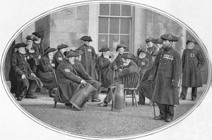 Chelsea Pensioners with black jacks, London, c1901 by Unbekannt