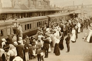 Crowds Waving Off Troops Leaving to Fight in the First World War, Britain, 1914, 1935 by Unbekannt