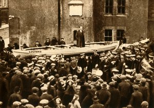 Dr. Macaura addressing a recruiting rally, c1915
