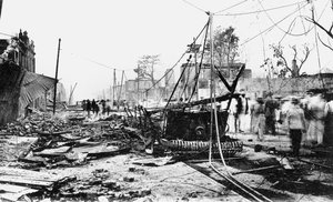 Earthquake damage and a burnt car, King Street, Kingston, Jamaica by Unbekannt