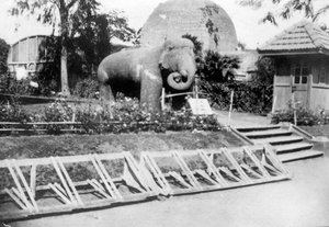 Elephant Statue, Victoria Gardens, Bombay, India by Unbekannt