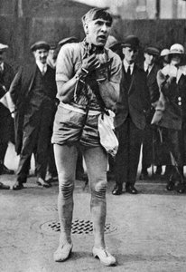 Escapologist Entertaining Theatre-Goers in the Pit Queue, London, 1926-1927 by Unbekannt