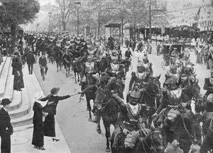 French Cuirassiers Riding Through the Streets of Paris on Their Way to the Front, 1914 by Unbekannt