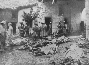 French wounded being removed during an attack to a farm in the rear of the lines, 1915 by Unbekannt