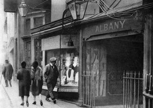 Gatehouse in Vigo Street leading to the Albany chambers, London, 1926-1927 by Unbekannt
