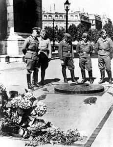 German Soldiers at the Tomb of the Unknown Soldier at the Arc de Triomphe, Paris by Unbekannt