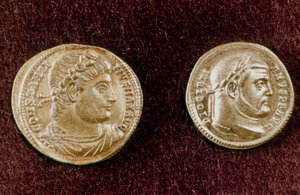 Gold Coins Showing Heads of Roman Emperors Constantine the Great and Diocletian, 4th Century by Unbekannt