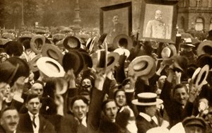 Hoch the Kaiser!: cheering crowds in the streets, Berlin, Germany by Unbekannt