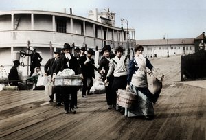 Immigrants to the USA Landing at Ellis Island, New York, c1900 by Unbekannt
