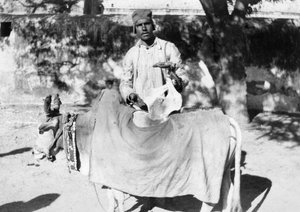 Man with a deformed cow, India, 1916-1917 by Unbekannt