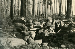 Maxim gun in action on the British Front, First World War, 1915, c1920 by Unbekannt