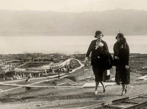 Millicent Veronica Willison, wife of William Randolph Hearst, visiting the work for the recovery of ancient Roman ships from the Lake of Nemi, c.1930 by Unbekannt