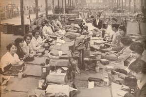 Nimble Assistants at the military post office in London, which dealt with the huge quantity of mail by Unbekannt