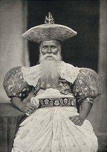 Ortsvorstand in Kandy in Traditional Sinhalese Dress, 1926 by Unbekannt