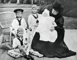 Queen Victoria with Her Great-Grandchildren at Osborne House, Isle of Wight by Unbekannt