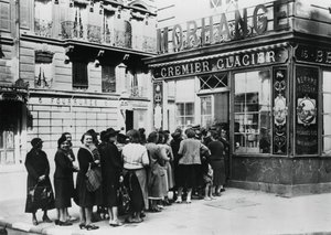 Queue of women outside a dairy shop, German-occupied Paris, 28 June 1940 by Unbekannt