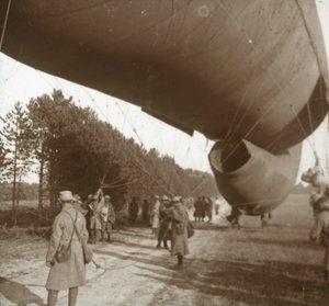Raising of an observation balloon, Somme, northern France, 1916 by Unbekannt