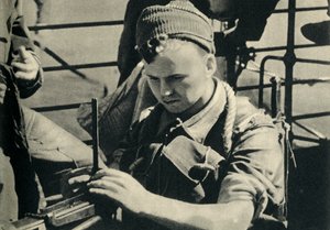 Royal Marine checking his machine gun, World War II by Unbekannt