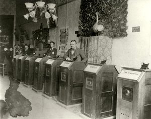 San Francisco Parlor with Kinetoscopes, 1894-1895 by Unbekannt