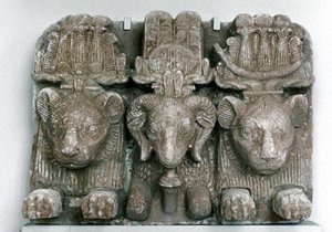 Sculpture of Three Animal Heads by Unbekannt