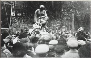 Sergei Yesenin at the Koltsov Razin monument dedication, 1918