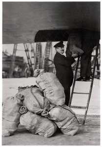 Shipping the post, Zeppelin LZ 127 Graf Zeppelin by Unbekannt