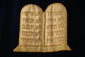 Tables of the Law embroidery in Stadttempel Synagogue, Vienna, Austria by Unbekannt
