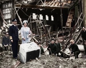 The King and Queen survey bomb damage, Buckingham Palace, London, WWII, 1940 by Unbekannt