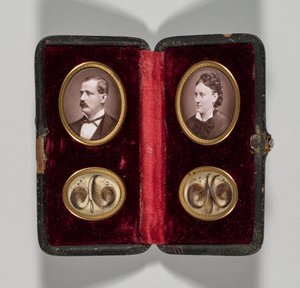 Untitled Case with Portraits of a Man and Woman and Hair Ornaments, c. 1870s by Unbekannt