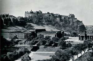 View of the National Gallery of Scotland and Edinburgh Castle by Unbekannt