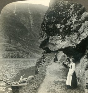Where the Road Creeps Under the Jutting Cliffs by the Waters of the Nerofjord, Norway by Unbekannt