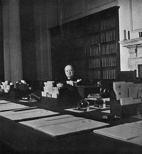 Winston Churchill in the Cabinet Room of 10 Downing Street by Unbekannt