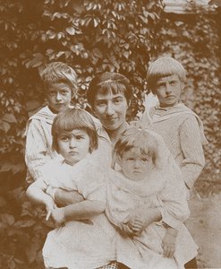 Zinaida Serebriakova with her children by Unbekannt