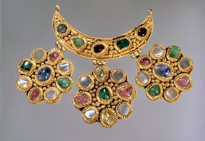 Crescent Shaped Necklace with Pendants Set with Semi-Precious Stones, Moscow, Late 14th or Early 15th Century by Unbekannt Unbekannt