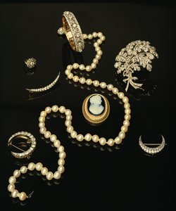 Four Victorian diamond brooches; carved oval cameo; cultured pearl strand