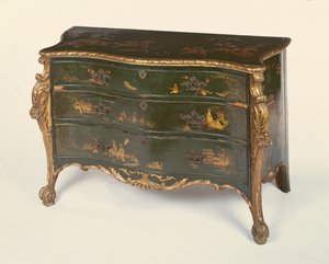 Green Lacquered and Parcel Gilt Serpentine Commode, in the Style of Thomas Chippendale by Unbekannt Unbekannt