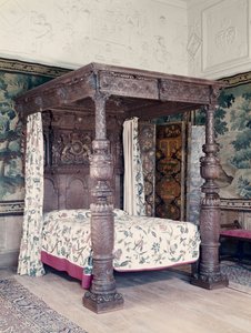 Oak bedstead, headboard carved with arms of James I of England and Fredrick V, Elector Palatine of the Rhine, and the badge of Henry, Prince of Wales, early 17th century
