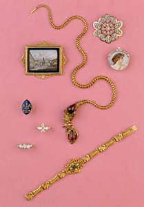 Selection of 20th century jewellery: cabochon garnet serpent necklace; miniature mosaic brooch; emerald and diamond cluster bracelet