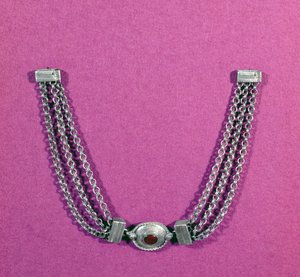 Silver necklace comprising a cornelian, in an oval setting edged with a cable moulding, suspended between two lengths of three chains fastened by a box-like clasp, found in Great Chesters, mid 1st to early 2nd century AD by Unbekannt Unbekannt