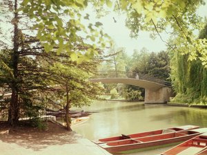 View of the Garret Hostel Bridge over the River Cam