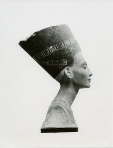 Bust of Queen Nefertiti, side view, copy of bust in the Aegyptisches Museum, SMPK, Berlin by Unbekannt