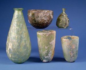 Clockwise from left: pear-shaped green glass flask, Sasanian, 3rd-7th century AD; pale amber glass bowl, Sasanian, 5th-6th century AD; Islamic green glass pear-shaped flask, c.8th-12th century AD; two Islamic green glass beakers, c.9th century AD by Unbekannt