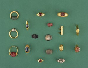 Collection of Roman, Etruscan and Hellenistic Jewellery including a Phoenician scarab ring, a cameo, amulet holders and an agate intaglio by Unbekannt