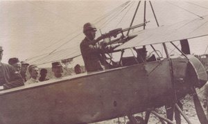 French soldiers around the machine gun of an aircraft - 1915
